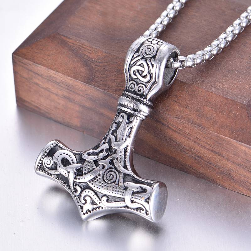 Kette mit Thors Hammer